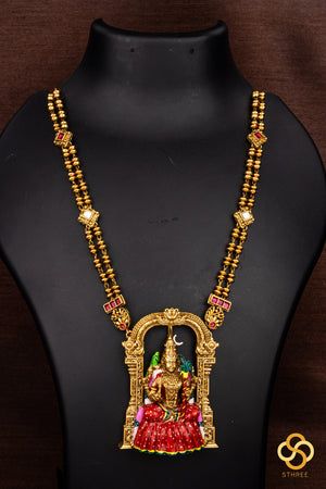 Kamakshi pendant in rettai-vari chain - Red