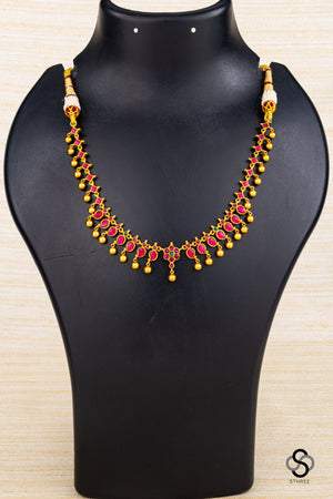 Kemp red necklace - Gold balls hangings