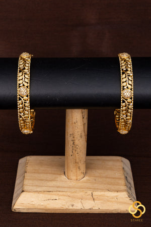 Leaf pattern with zircon bangle - Set of 2