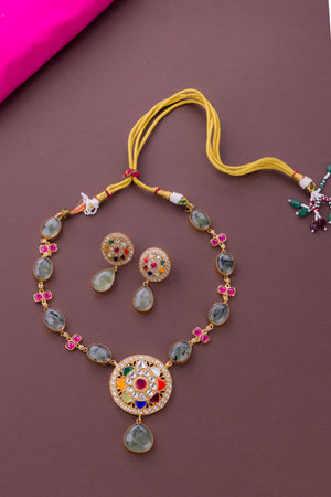 Emerald green cabachon necklace set with Navarathna pendant