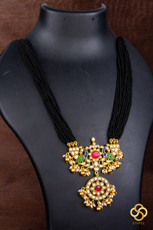 A bunch of black cut-beads strands - Mayurakanthi haram - White