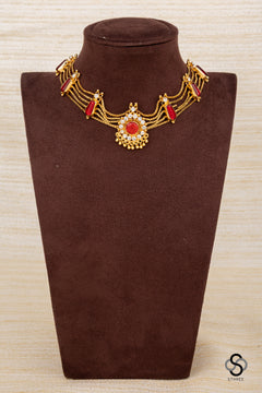 Traditional kemp choker in Ruby red
