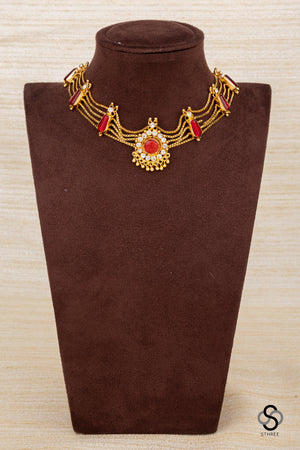 Traditional kemp choker in Ruby red