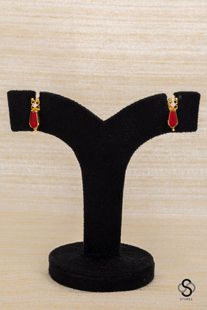 Traditional kemp choker in Ruby red