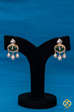 Pearl Choker in Jadau Kundan Pendant - Emerald Green
