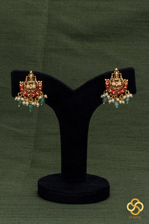 Lakshmi pendant with pearls