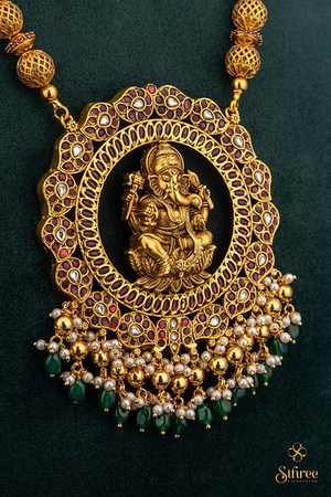 Ganesha Pendant with gundumani - Ruby red