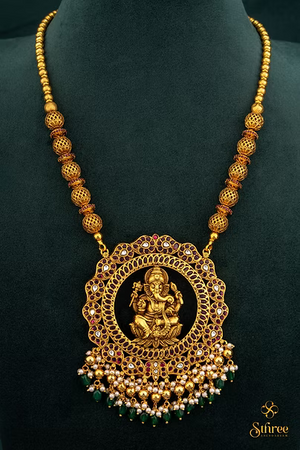 Ganesha Pendant with gundumani - Ruby red