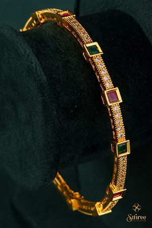 Diamond pattern with red and green squares