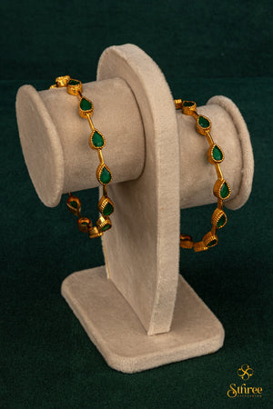 Emerald green - Thilagam pattern bangle