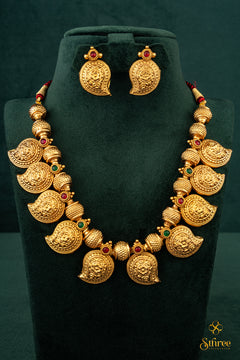 Manga Malai - Kemp red with emerald green
