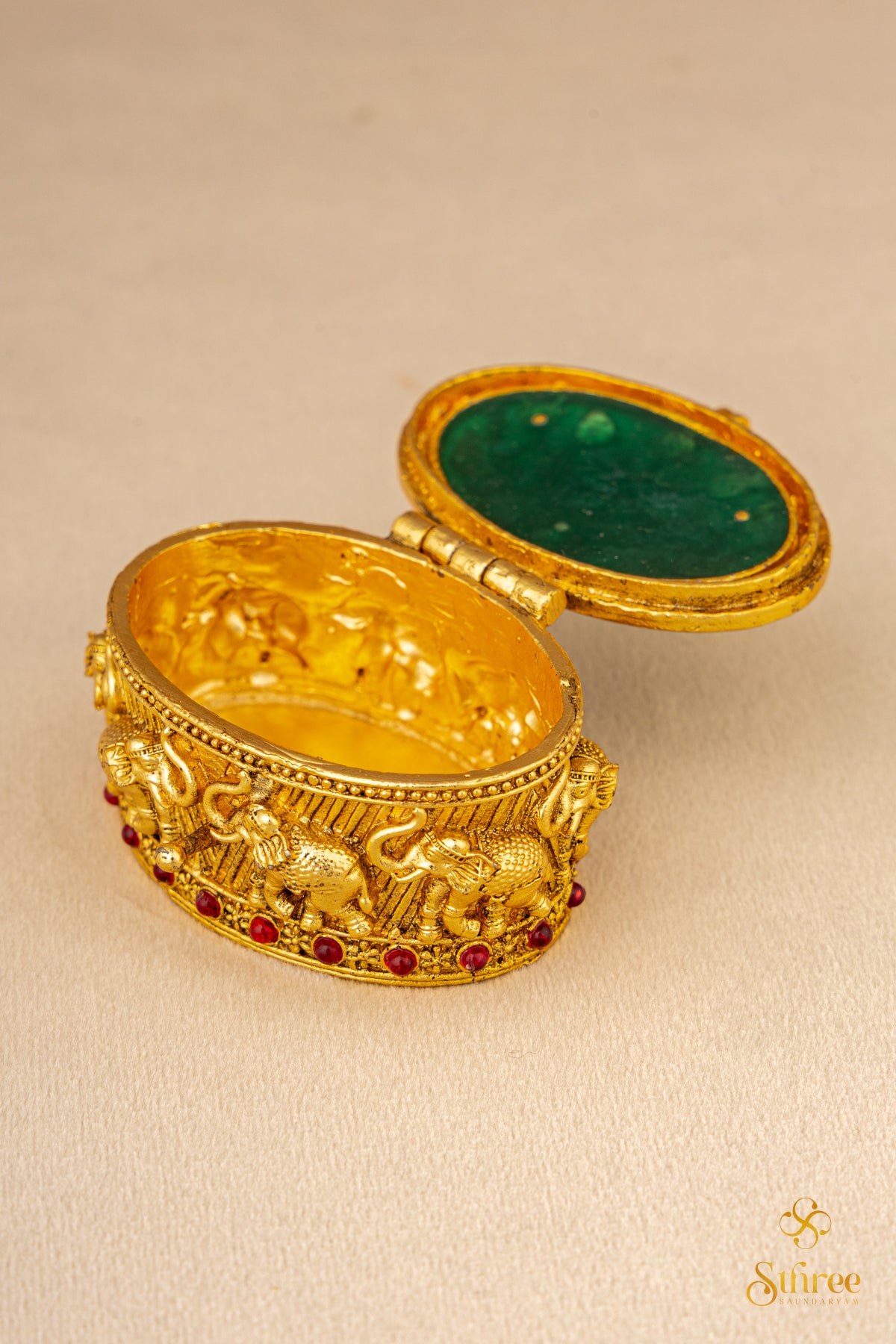 Kumkuma Chimizh - Emerald green