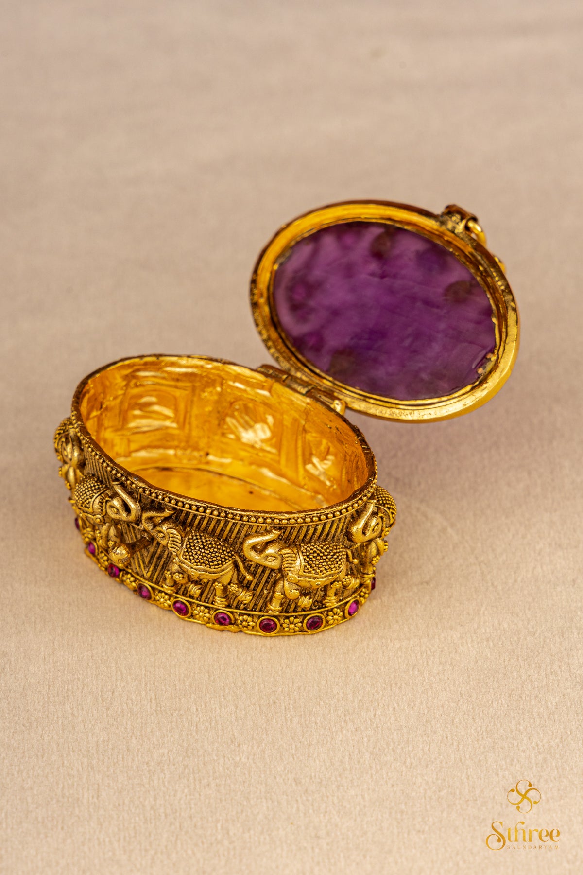 Kumkuma Chimizh  - Amethyst
