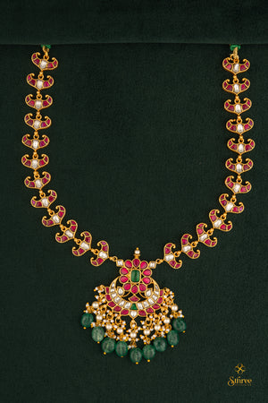 Kemp with chandbali pendant