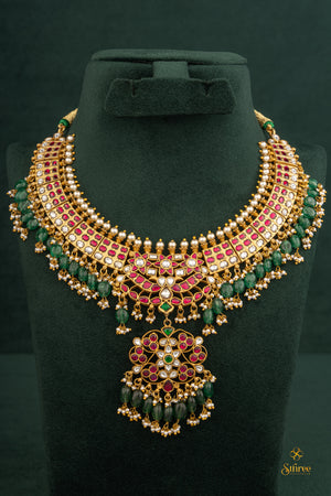 Kemp neckalce with pearls and green beads