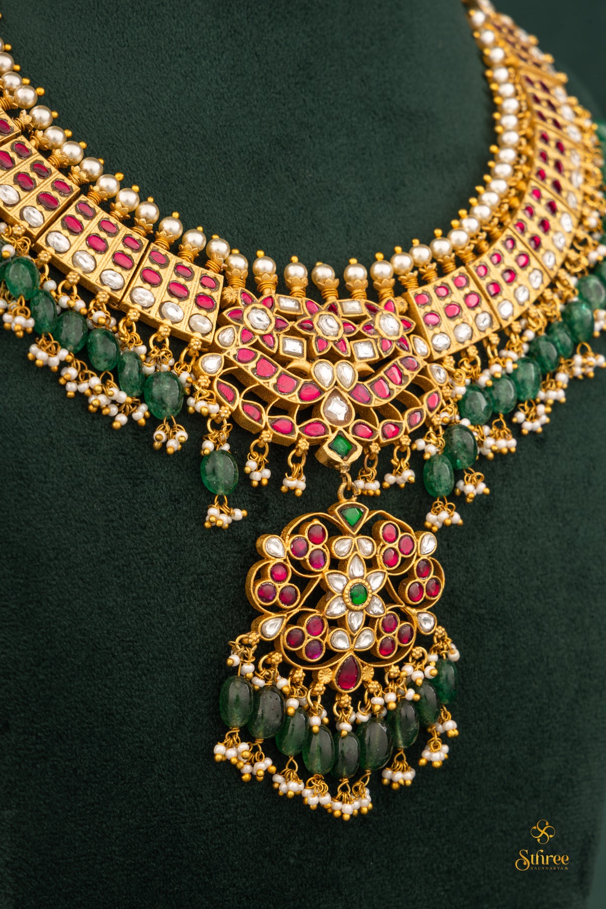 Kemp neckalce with pearls and green beads