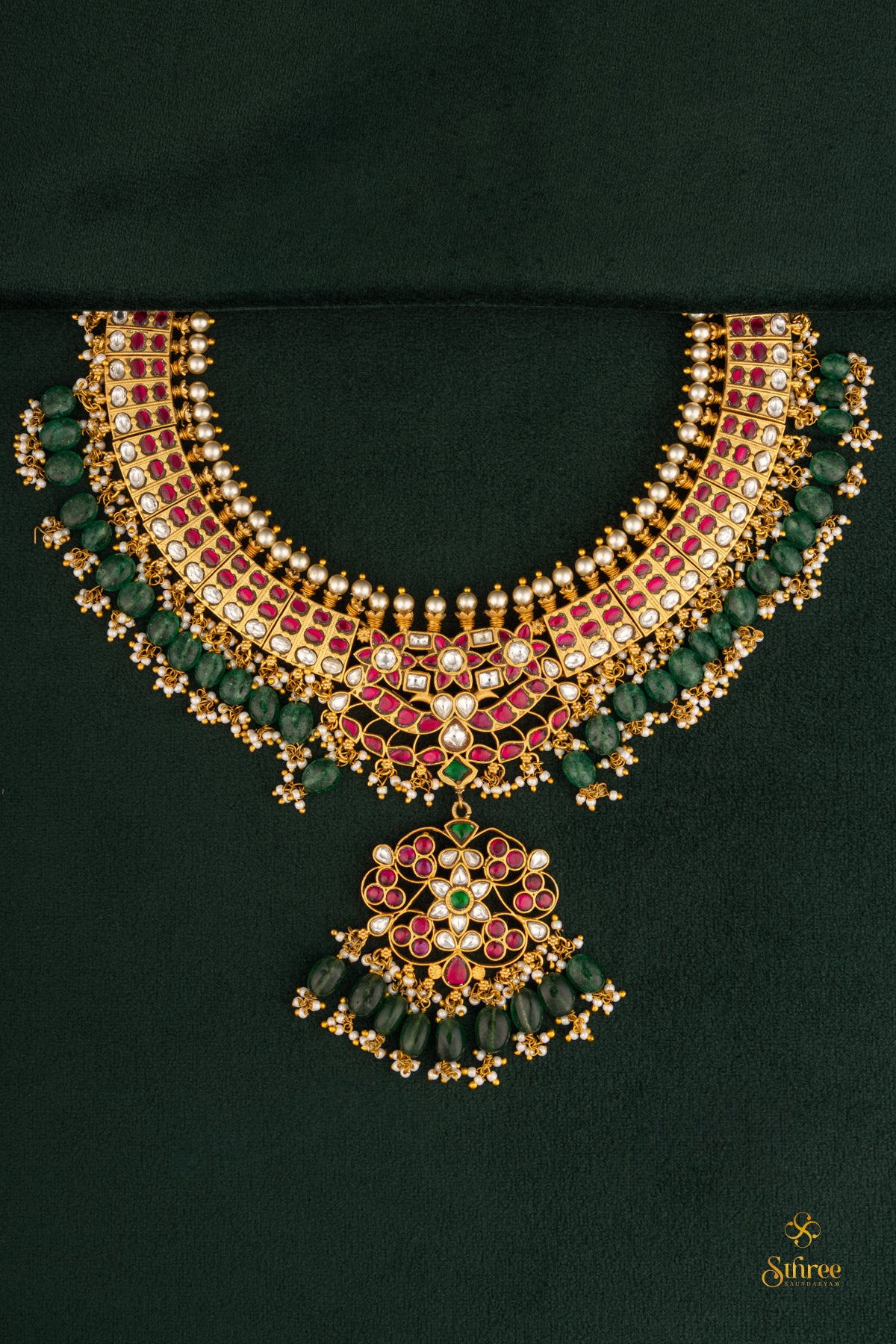 Kemp neckalce with pearls and green beads