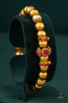 Kemp Mogappu kada with pearl