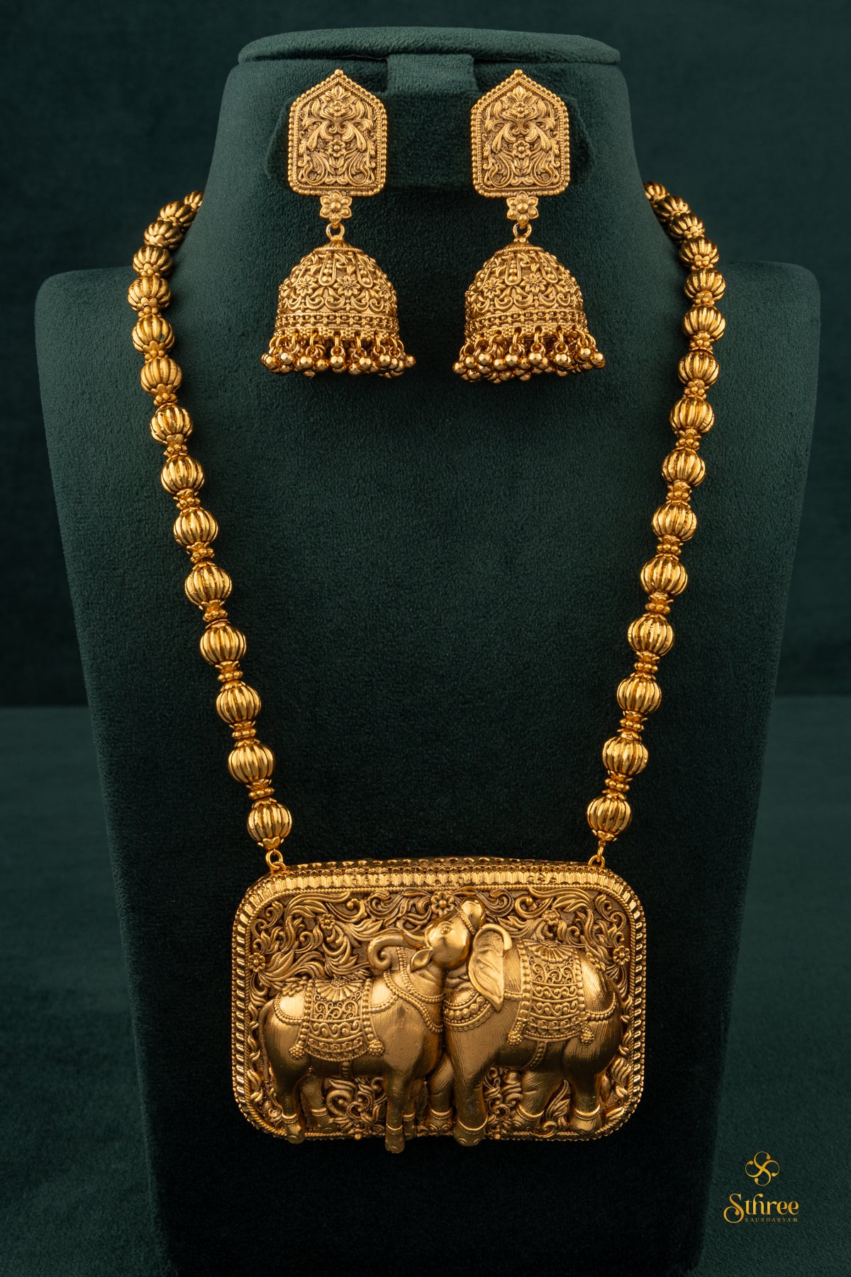 Rishaba Kunjaram pendant with gundumani
