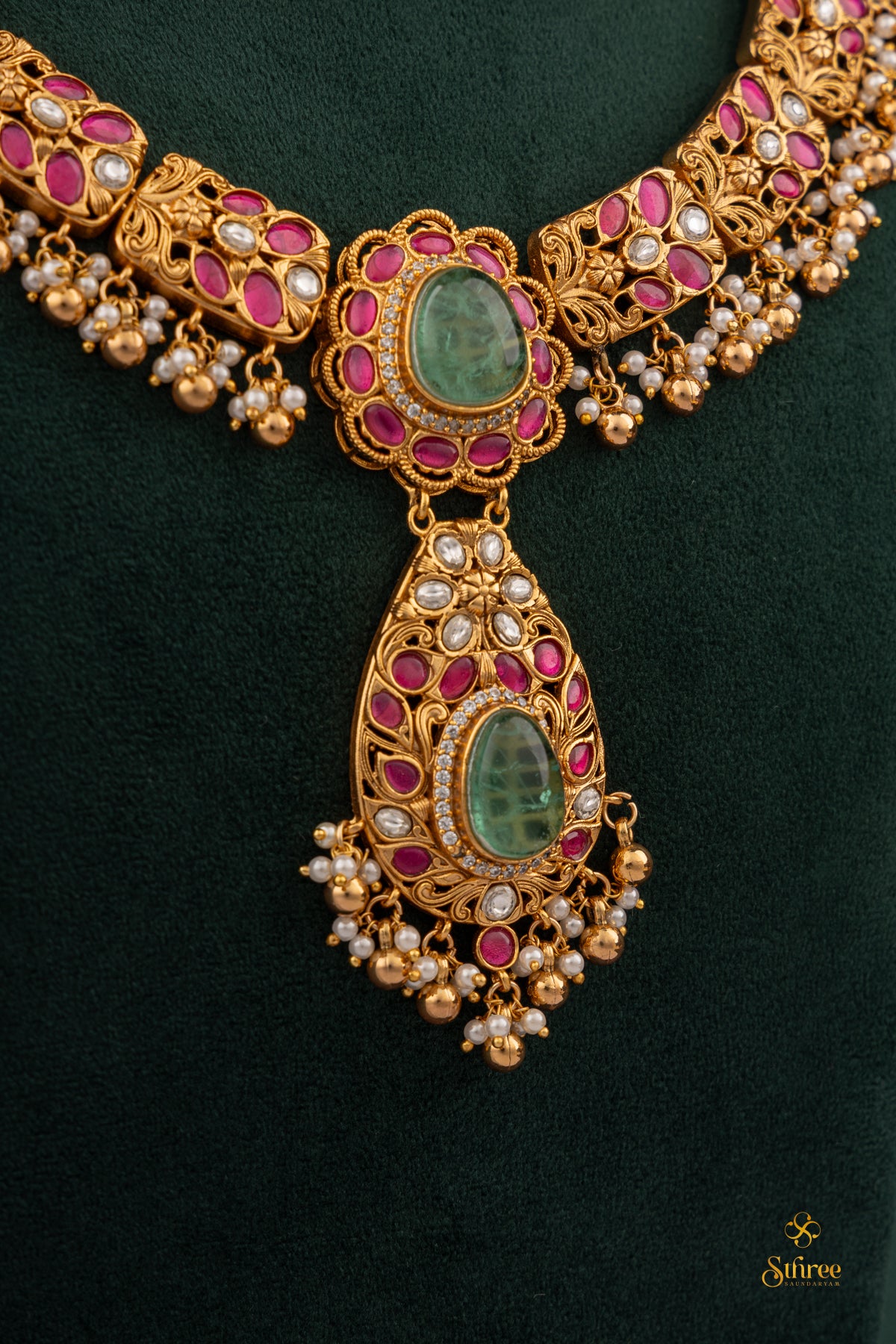 Natural cabochons in guttapusalu