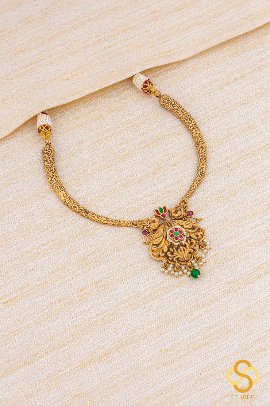 Carved gold hasli with pendant