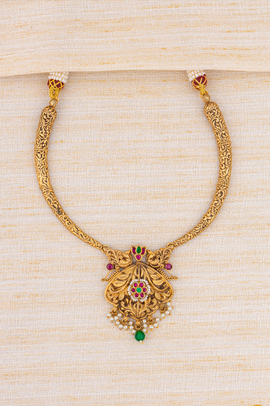 Carved gold hasli with pendant