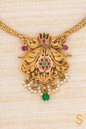 Carved gold hasli with pendant