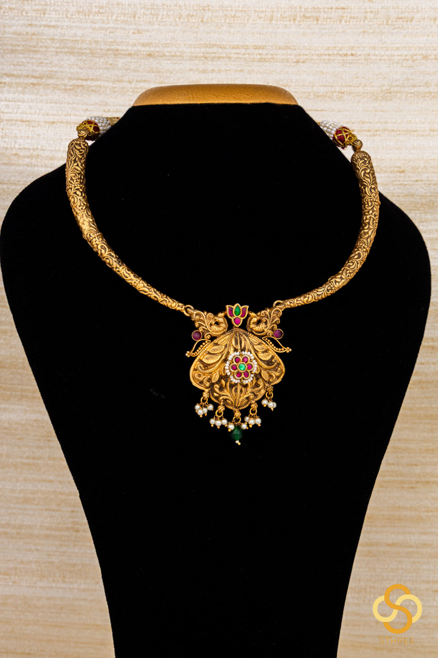 Carved gold hasli with pendant