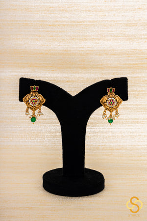 Carved gold hasli with pendant