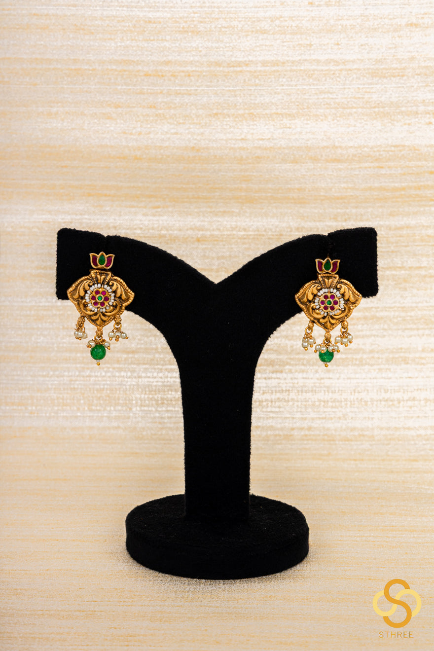 Carved gold hasli with pendant