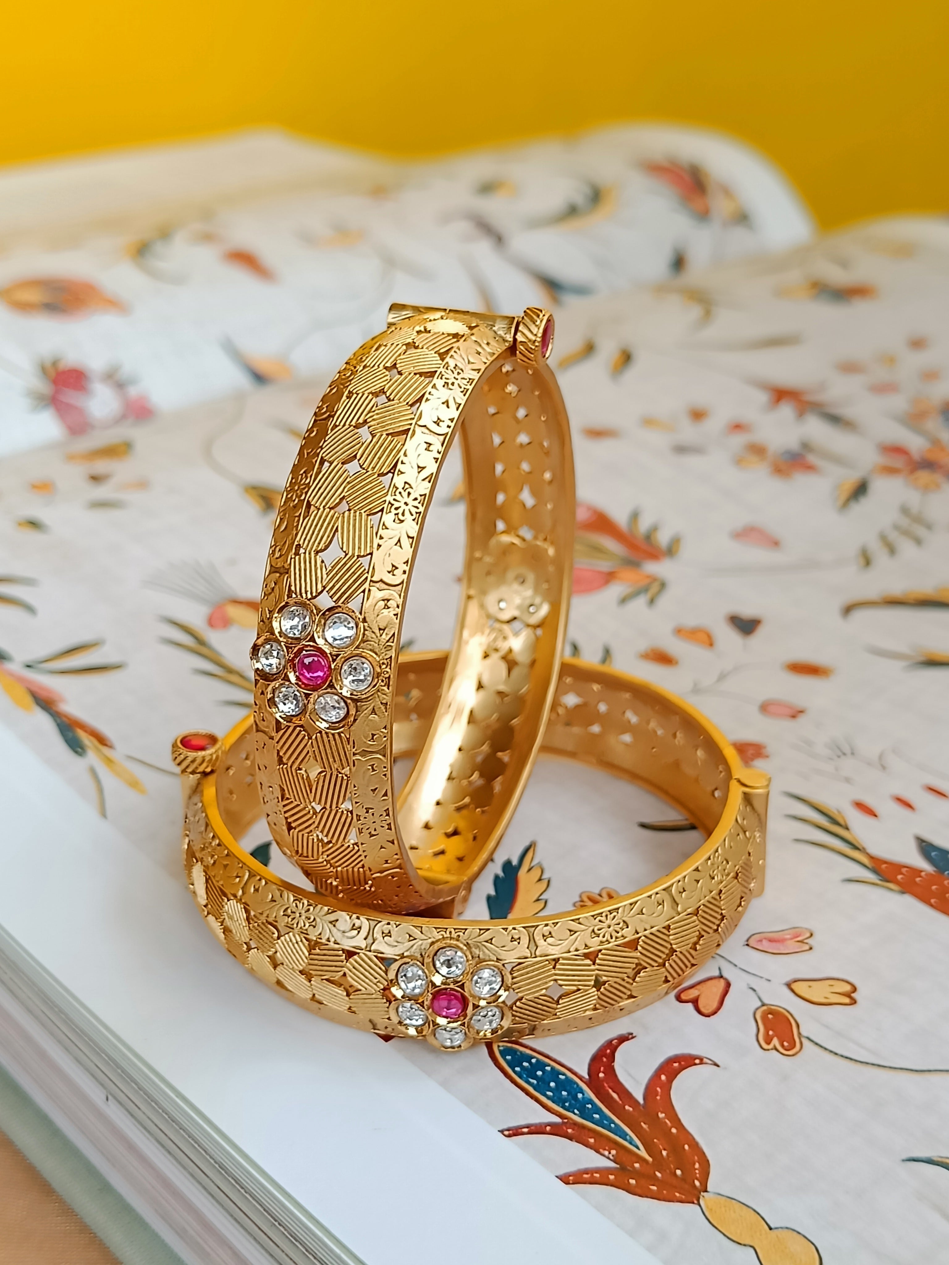 Matt gold kada pair with kundan mogappu