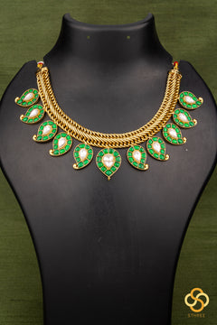 Manga Malai Set in a Spiral Chain - Emerald Green
