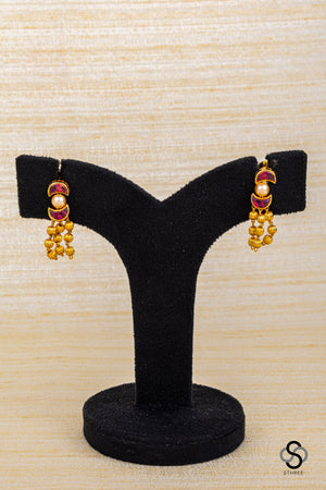 Lakshmi Mogappu with kemp stones