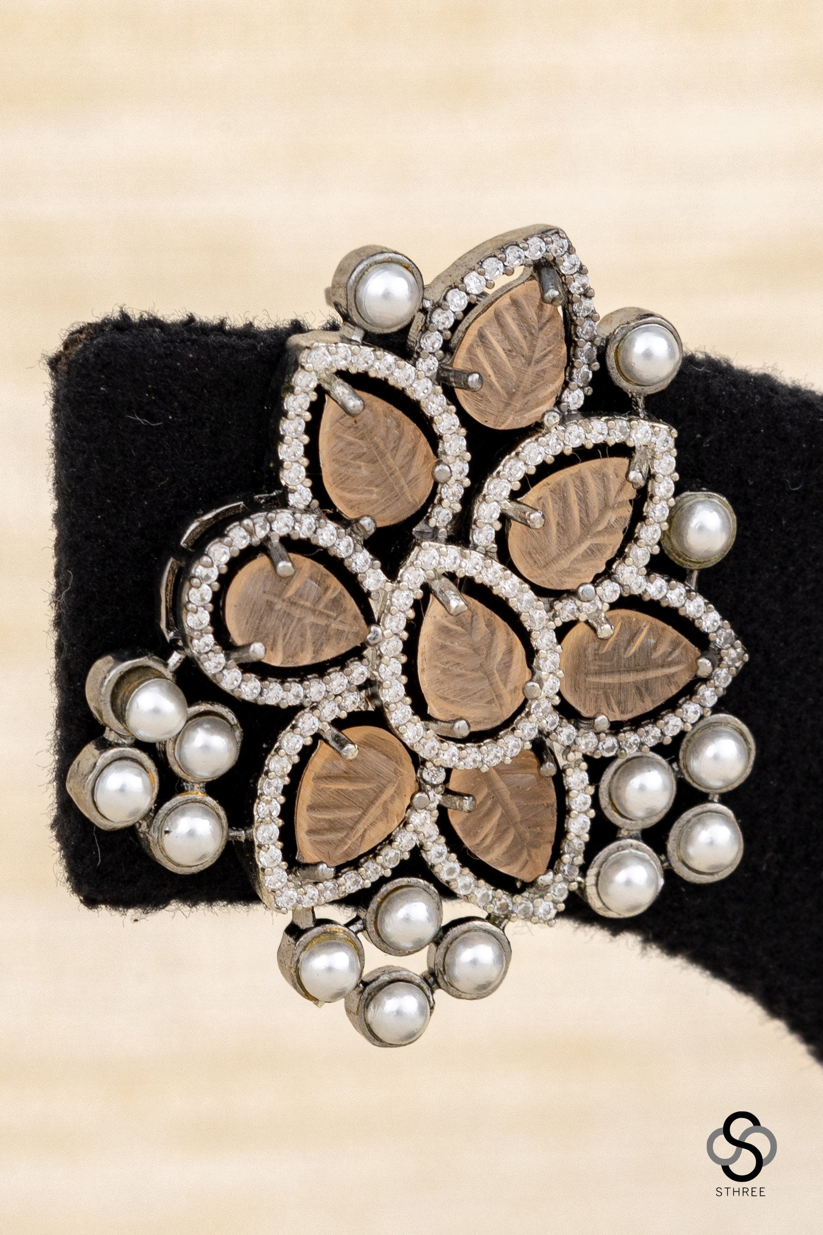 Beige earrings with pearls