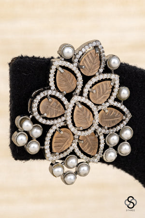 Beige earrings with pearls