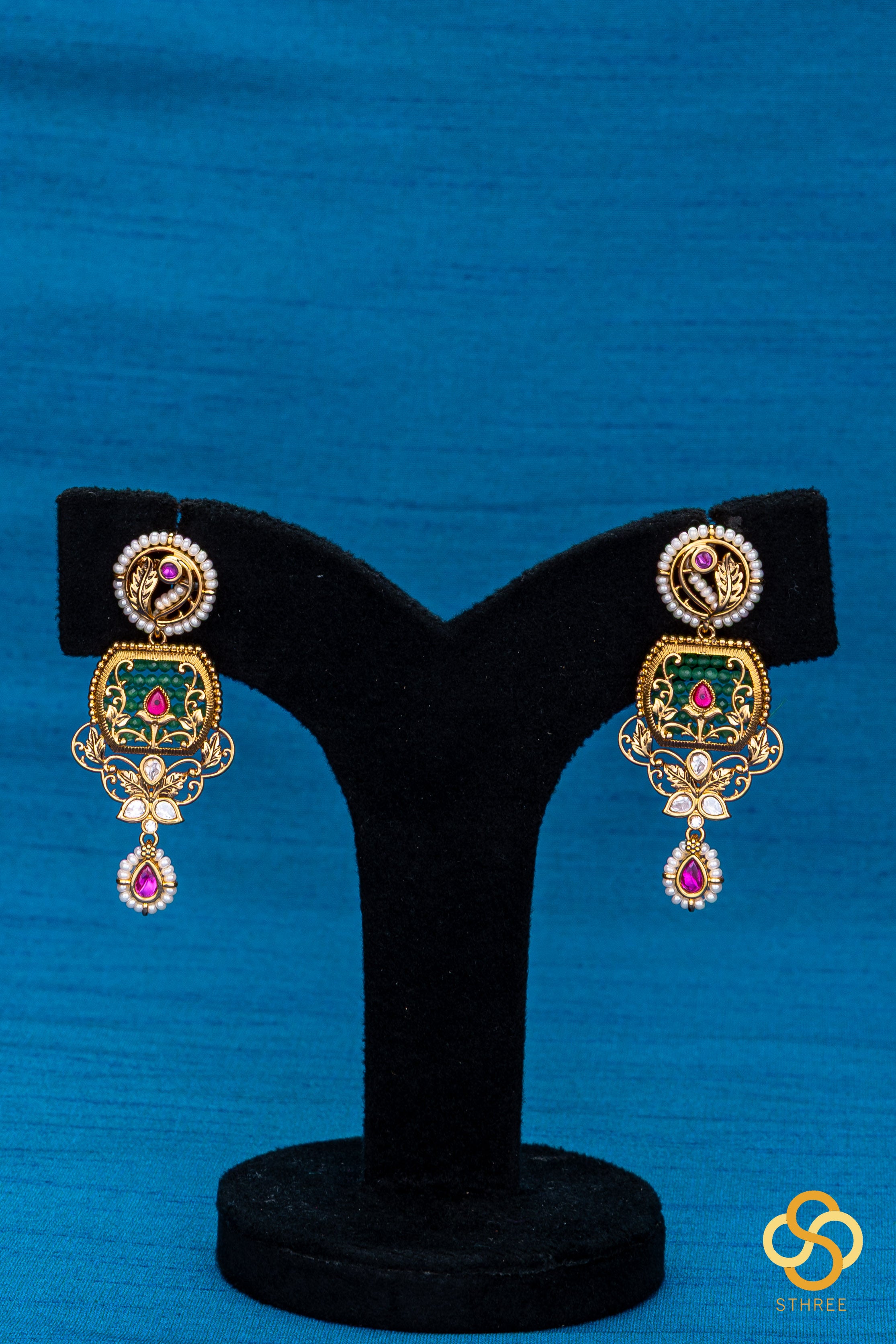 Pearl Choker in Jadau Kundan Pendant - Emerald Green with Ruby Pink