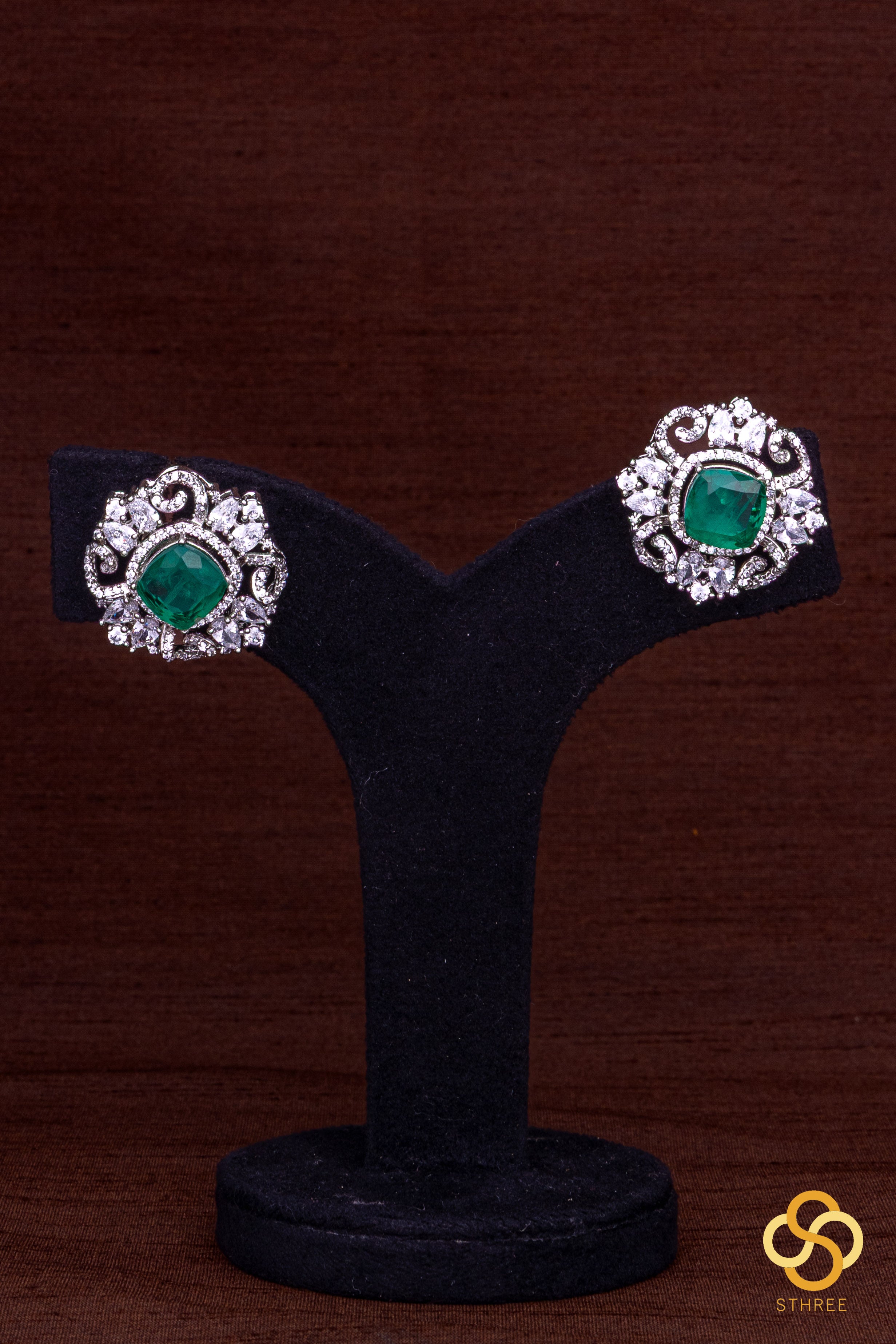 Replica of a Diamond and emerald necklace