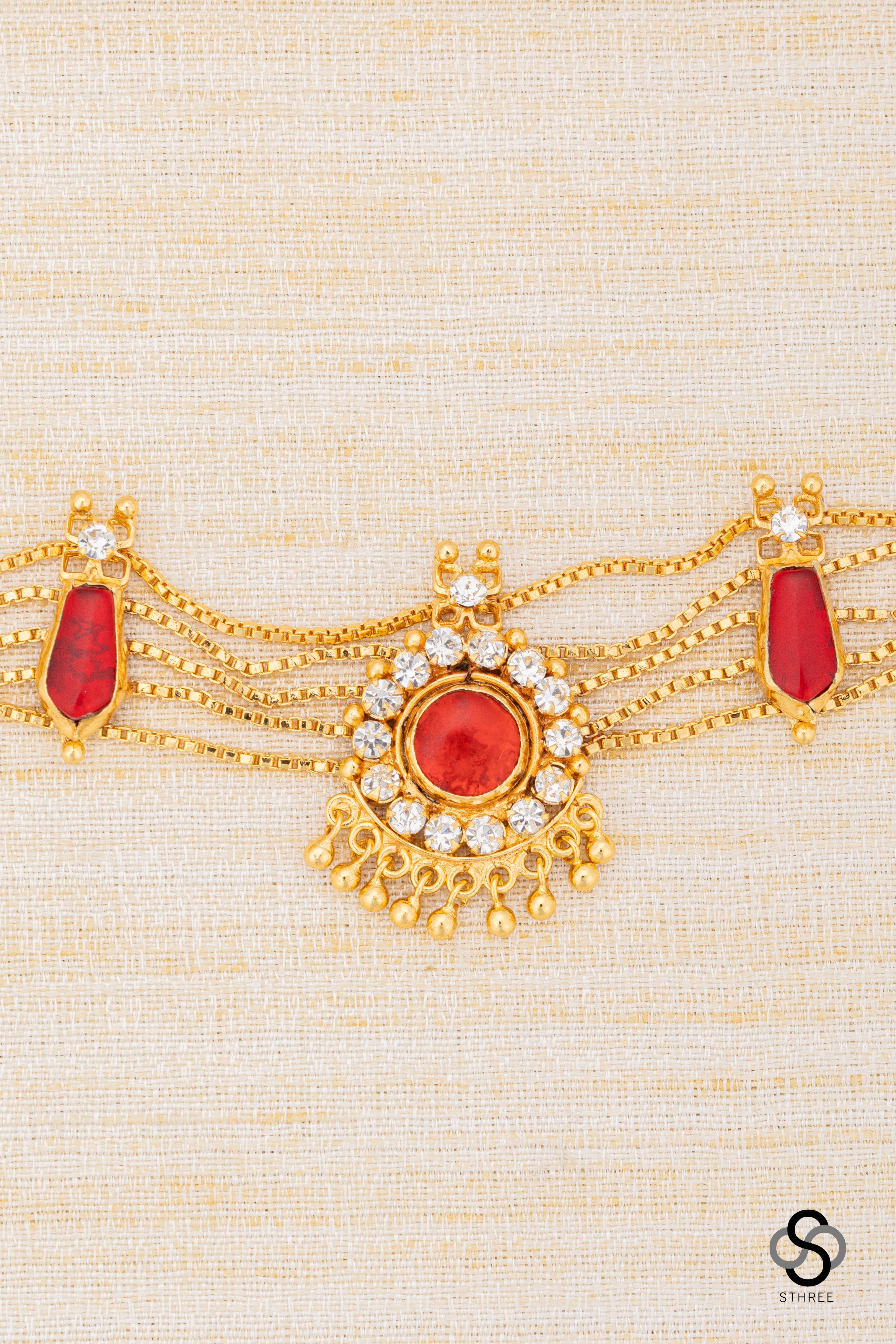 Traditional kemp choker in Ruby red