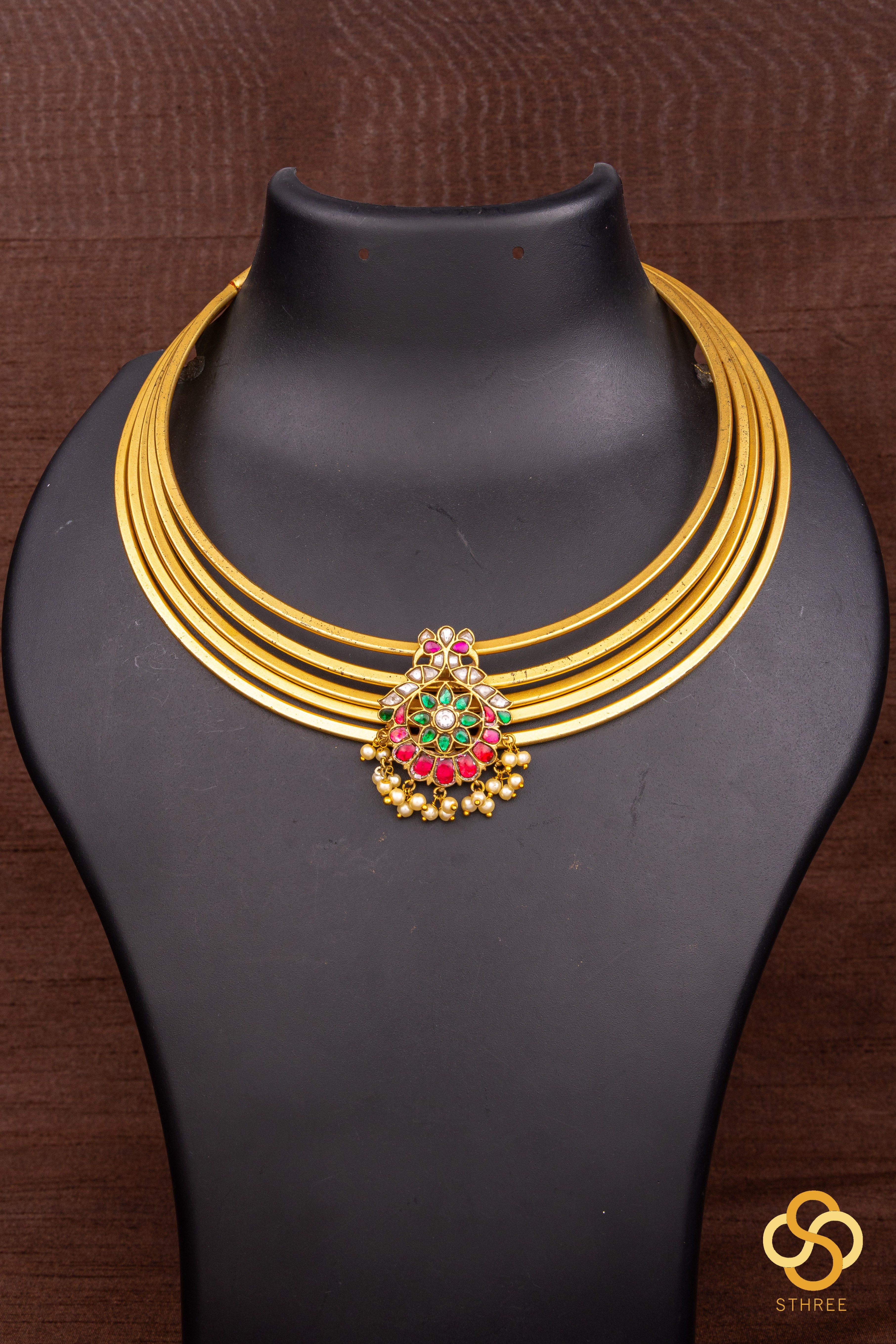 Hasli with jadau kundan with a red chandbali centrepiece