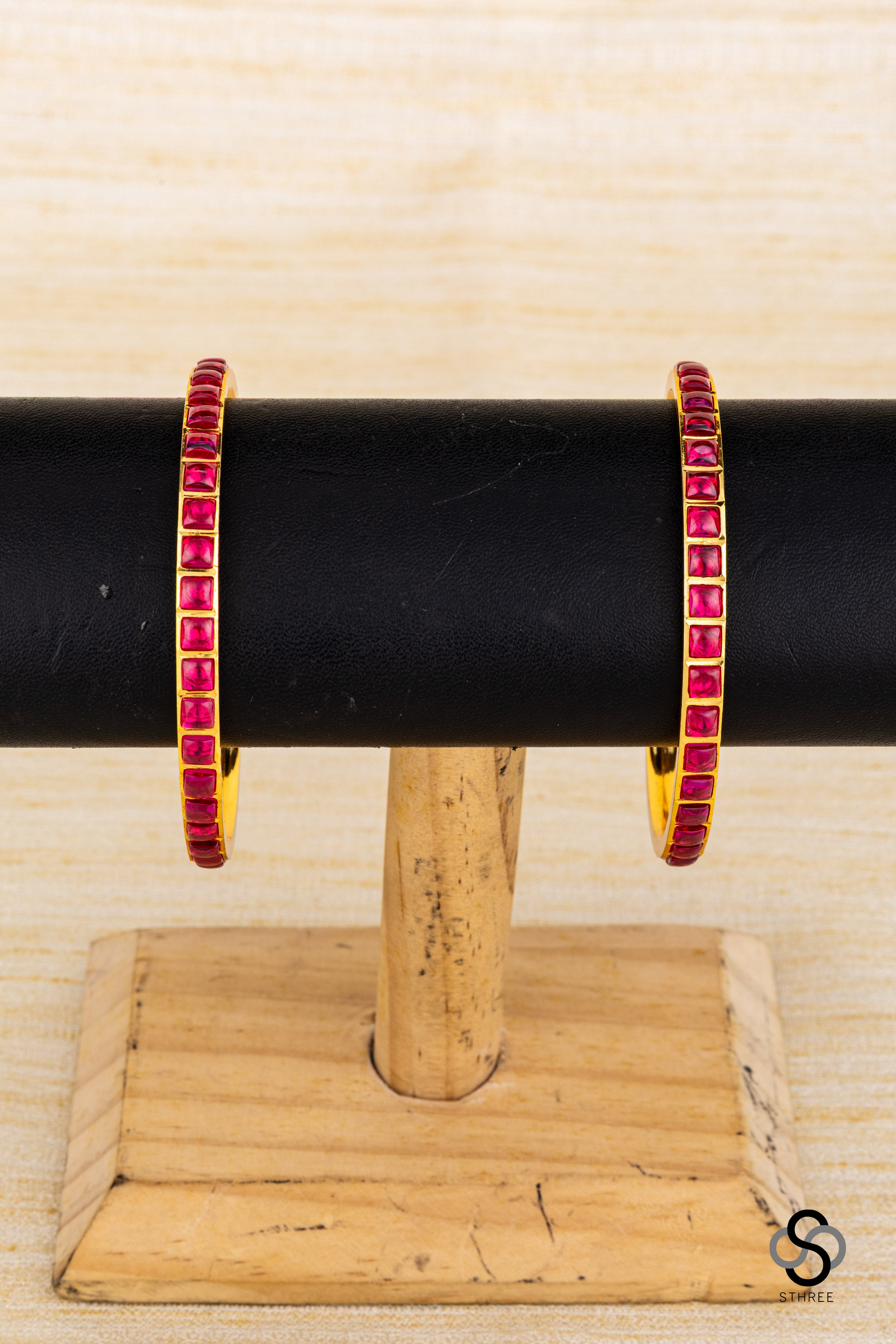 Kuchakal in aympon - Ruby red