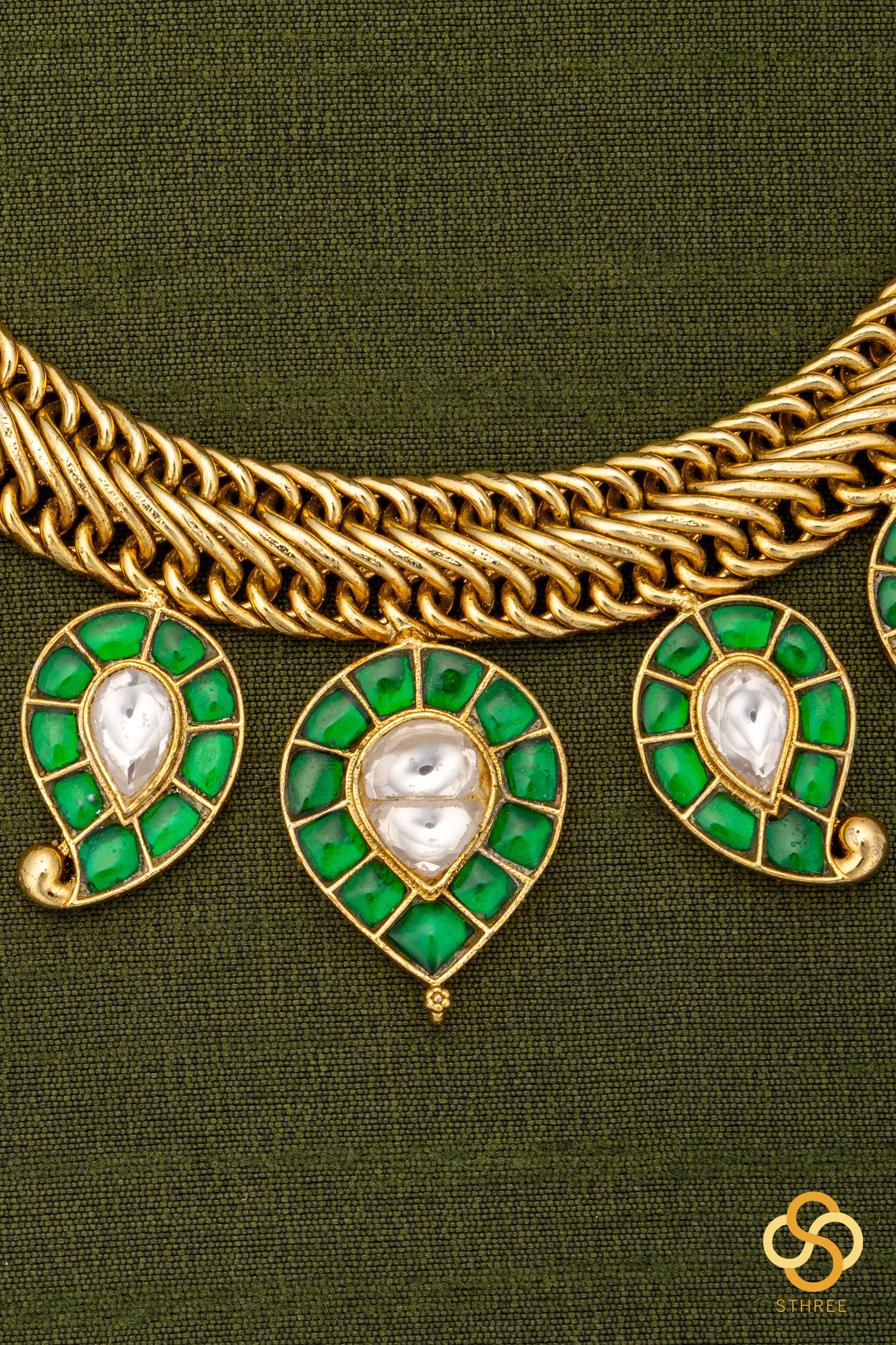Manga Malai Set in a Spiral Chain - Emerald Green