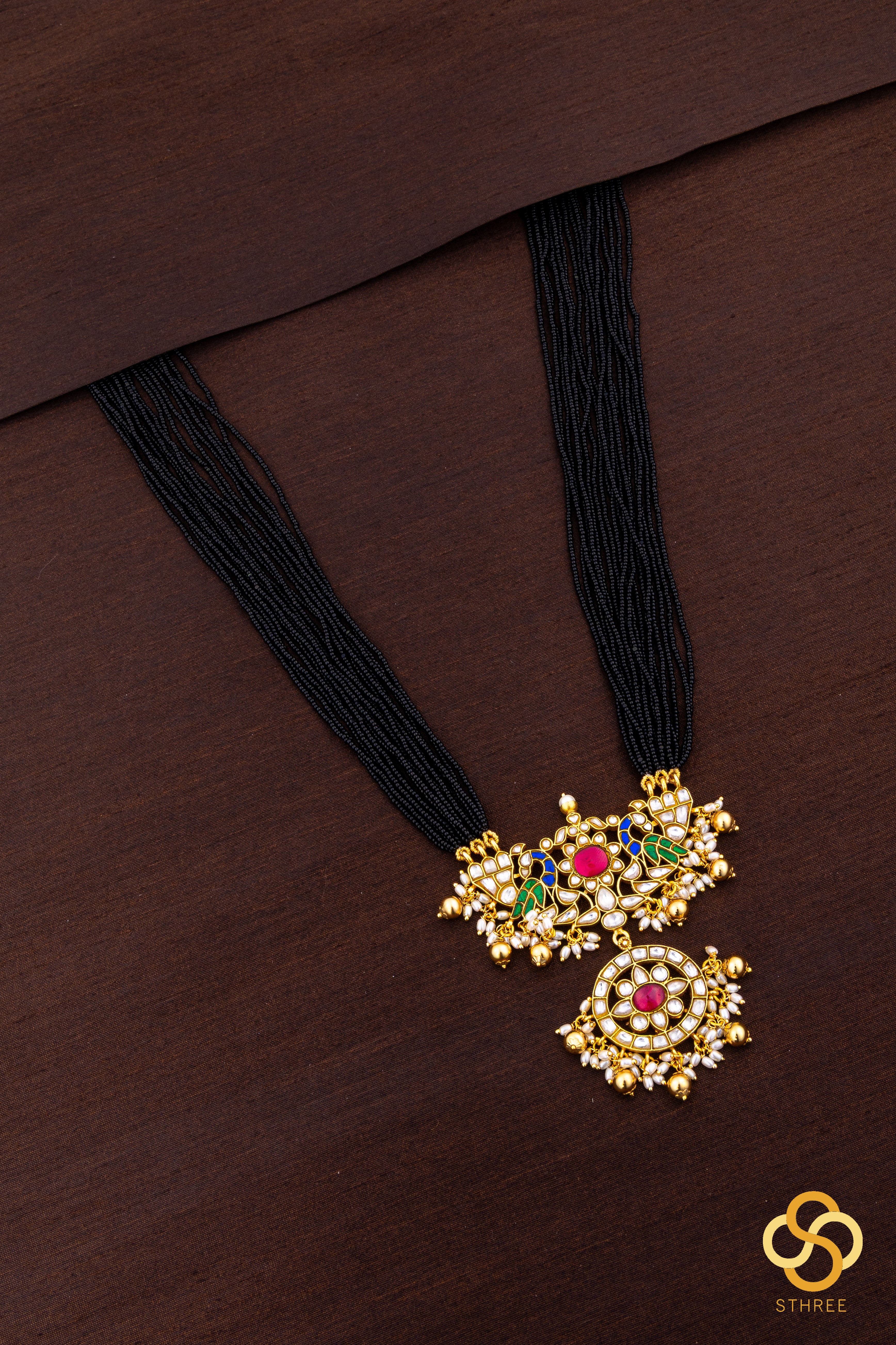 A bunch of black cut-beads strands - Mayurakanthi haram - White