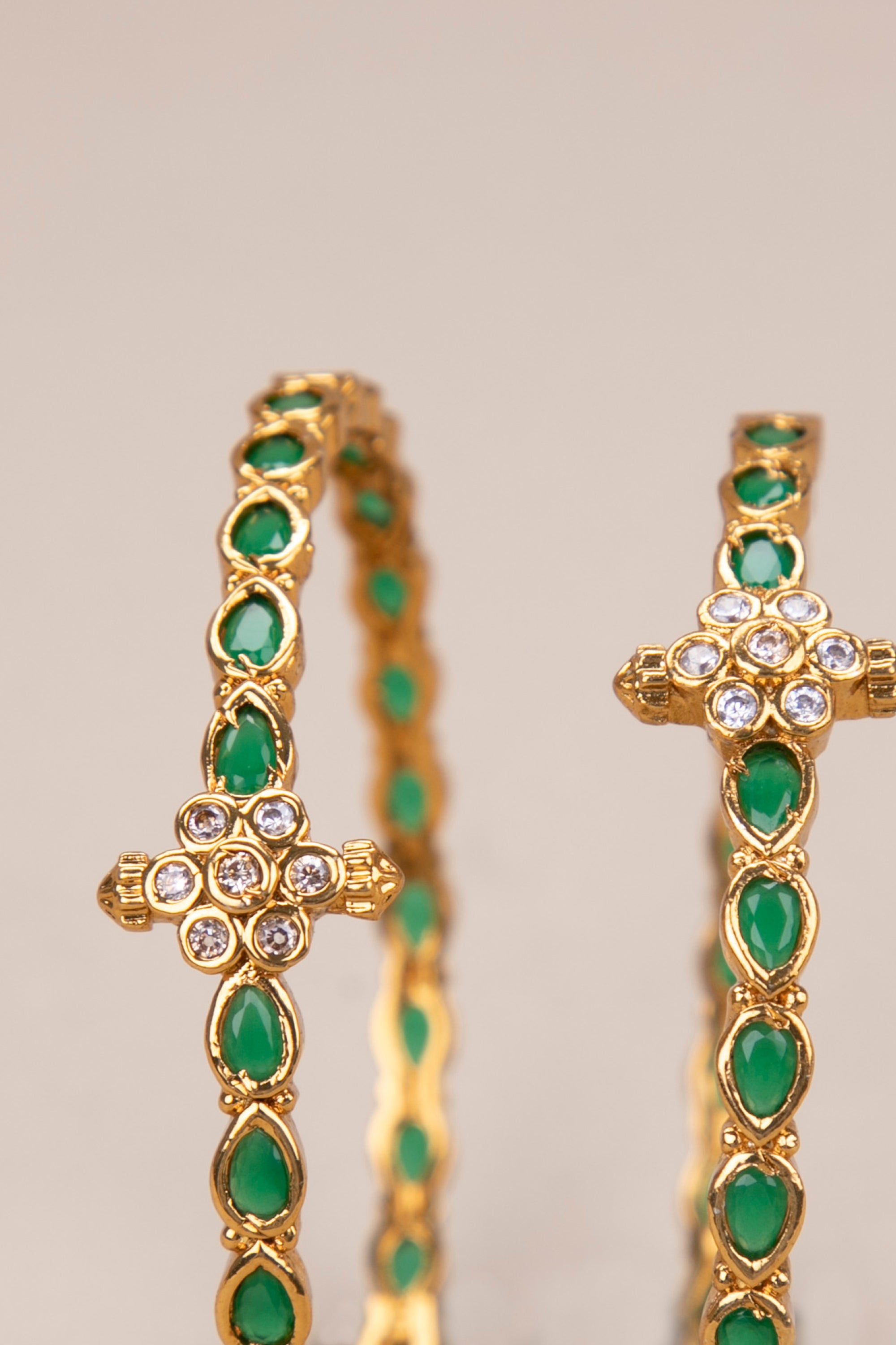 Slim kada with a diamond pattern mogappu - Emerald green