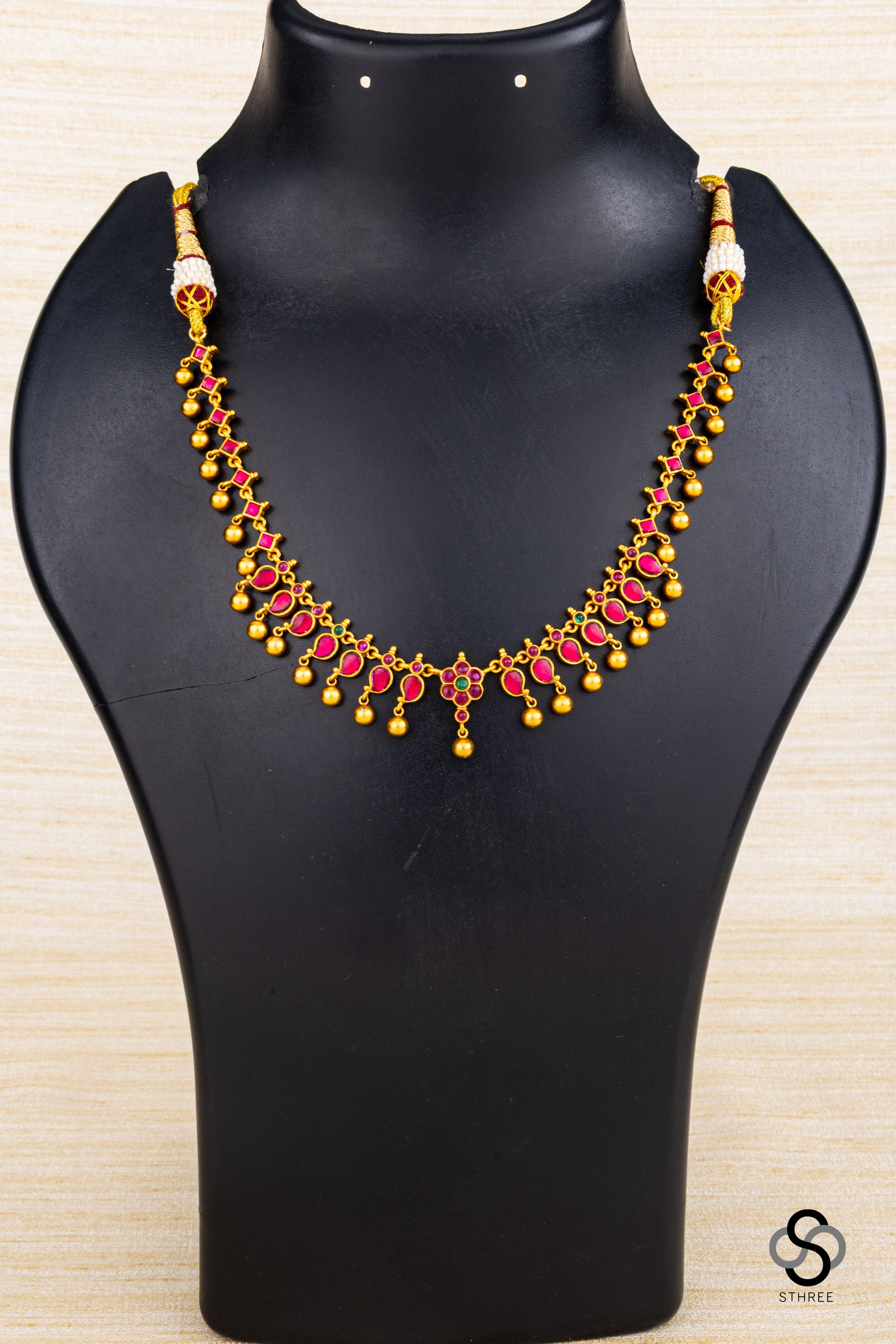 Kemp red necklace - Gold balls hangings