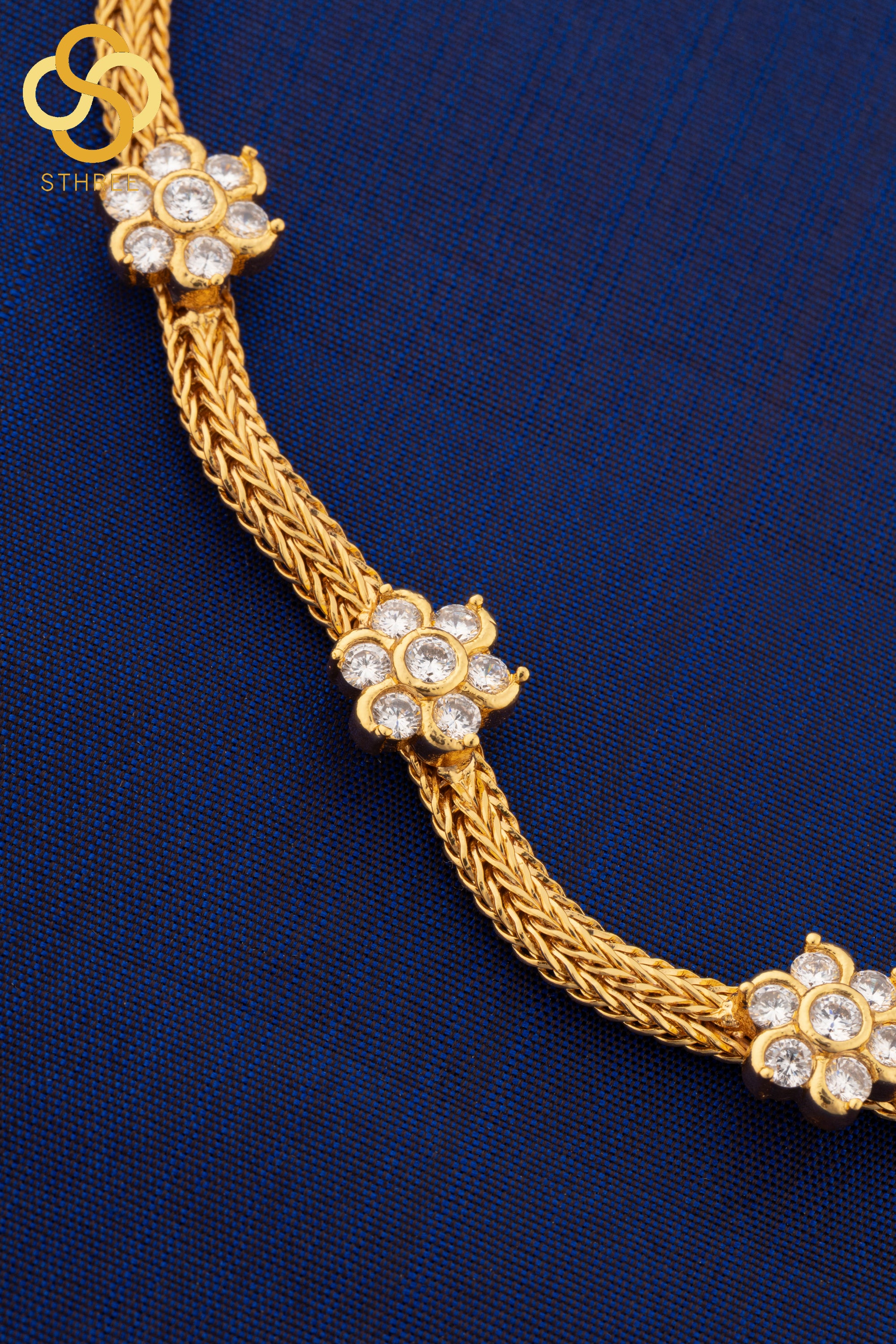 Aympon - The Classic Seven Stone Flower Choker