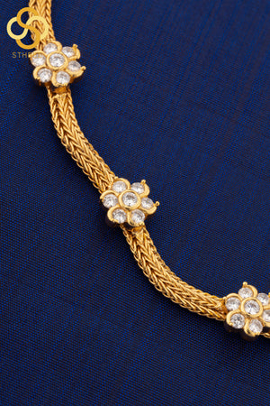 Aympon - The Classic Seven Stone Flower Choker