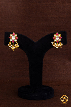 A bunch of black cut-beads strands - Mayurakanthi haram - White