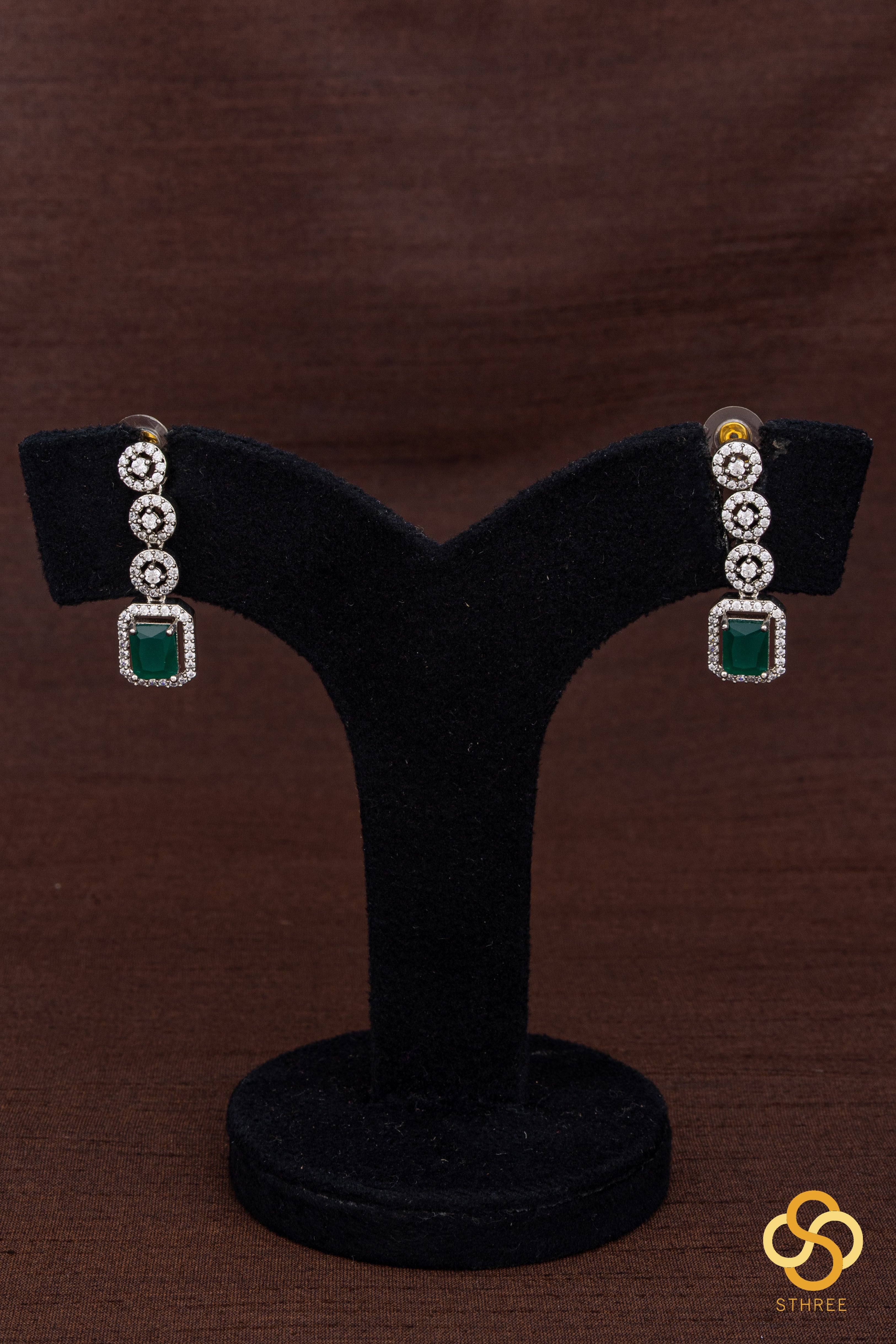 Diamond Pattern with Emerald Green Square Stone