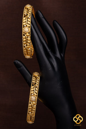 Leaf pattern with  zircon bangle - Set of 2
