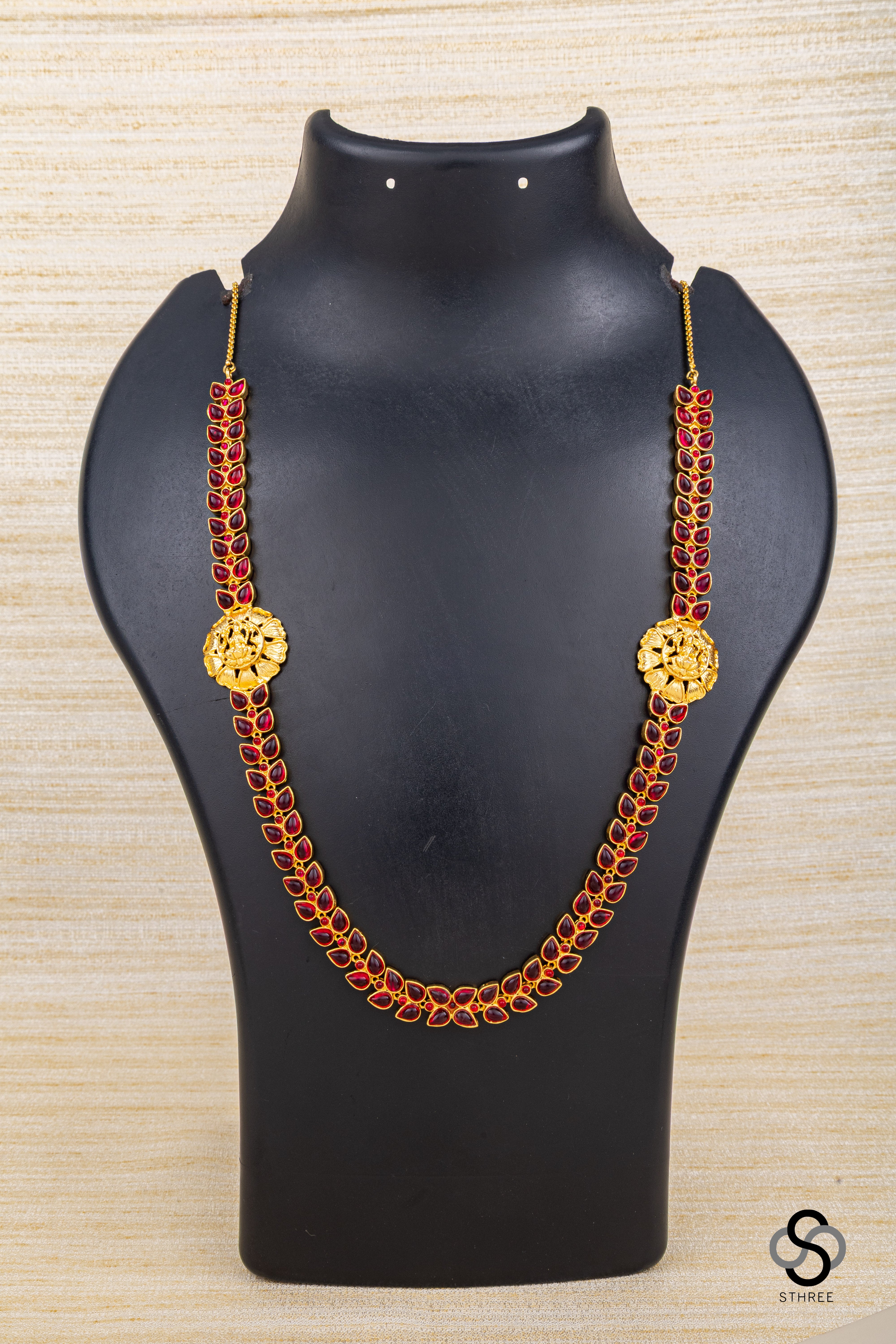 Lakshmi Mogappu with kemp stones